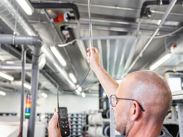 Termoanemometr testo 425 s pevně připojenou teleskopickou sondou